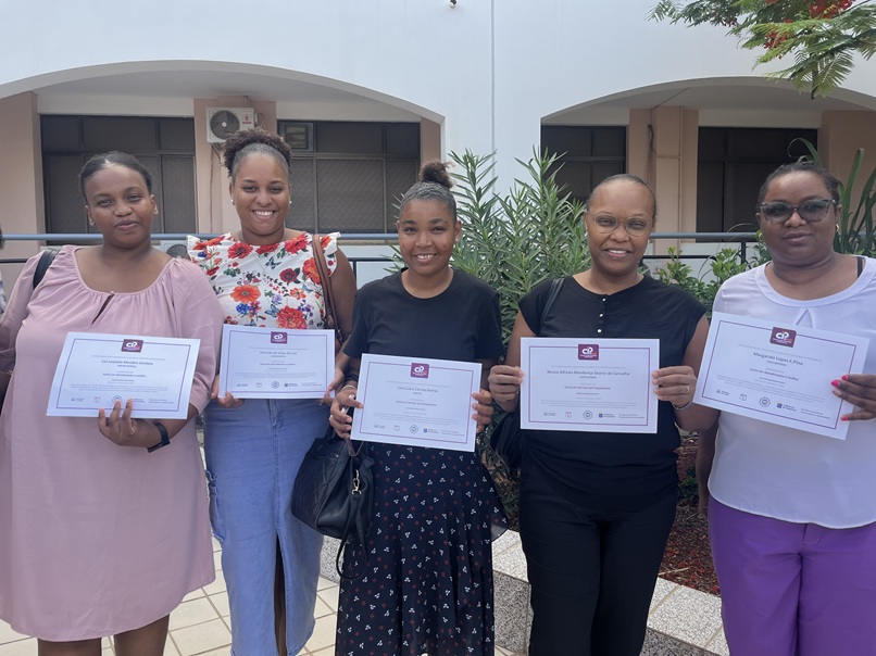Mujeres de Cabo Verde con su diploma