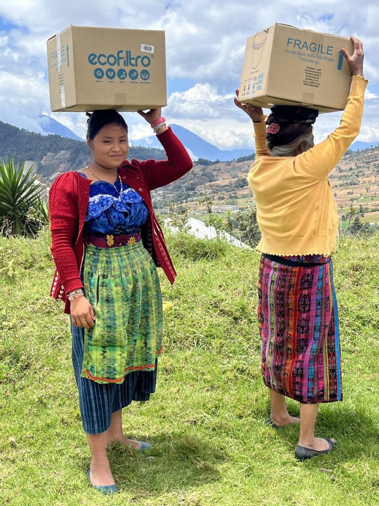 2 mujeres con filtros de agua en Guatemala