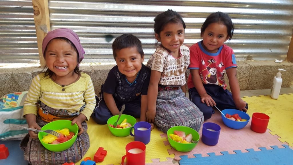 4 niños con fruta en Guatemala