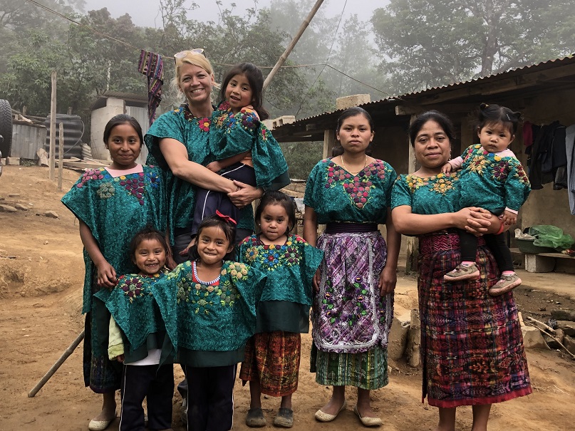 Presidenta con un grupo de niños en Guatemala