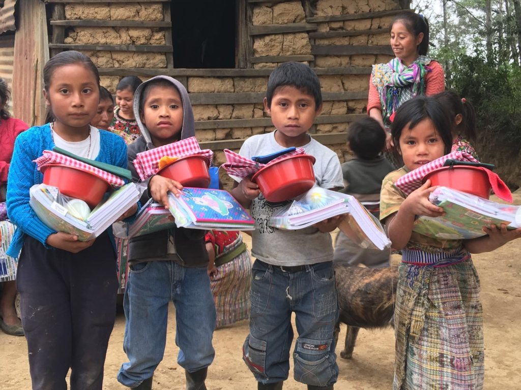 Kinder mit Schulmaterial in Guatemala